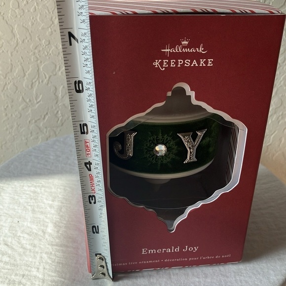 Hallmark: 2015- Keepsake Ornament- Emerald Joy Ceramic Christmas Ornament - Picture 16 of 16